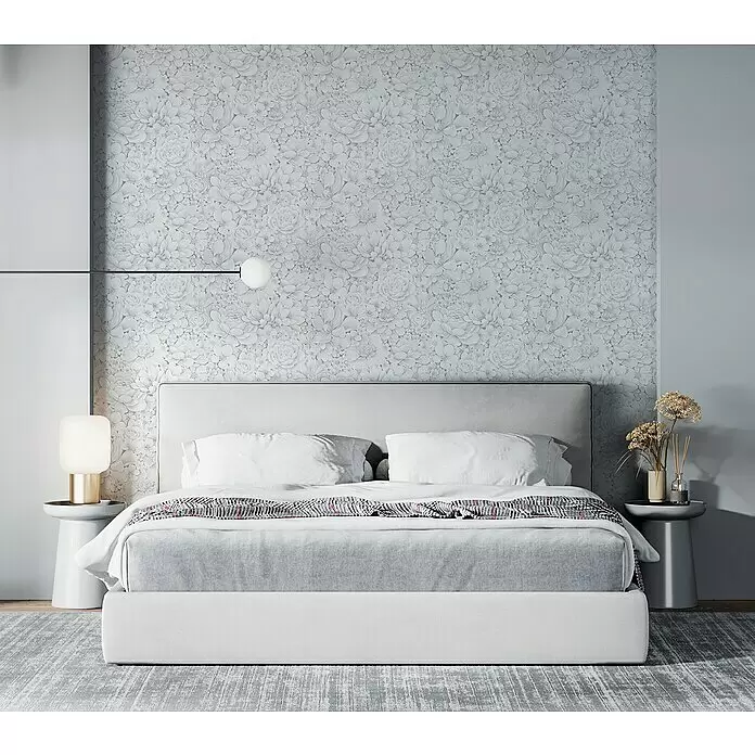 Marburg Botanica Vliestapete - Weiß/Grau, Floral, 10,05 x 0,53 m - Ein hellgraues Polsterbett mit passendem Kopfteil, bezogen mit weißer Bettwäsche und einem dekorativen Überwurf, in einem modernen Schlafzimmer.