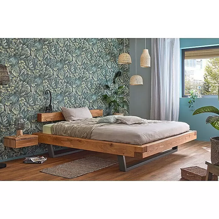 Marburg Botanica Vliestapete - Grün, Floral, 10,05 x 0,53 m - Bettrahmen aus Massivholz mit schwebenden Nachttischen und Metallgestell, in einem Schlafzimmer mit tropischer Blatttapete.