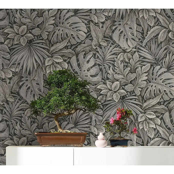 Marburg Botanica Vliestapete - Braun, Floral, 10,05 x 0,53 m - Zwei Bonsai-Bäume auf einem weißen Regal vor einer Tapete mit tropischen Blättern. Dekorative Zimmerpflanzen für ein stilvolles Zuhause.