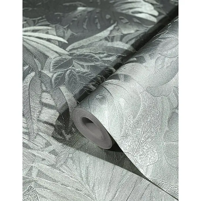 Marburg Botanica Vliestapete - Silber, Floral, 10,05 x 0,53 m - Nahaufnahme einer Rolle grauer Tapete mit üppigem Blattmuster, die eine elegante Textur und ein raffiniertes Design für die Wanddekoration zeigt.