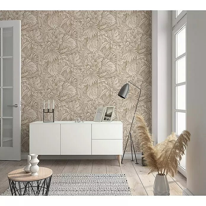 Marburg Botanica Vliestapete - Beige, Floral, 10,05 x 0,53 m - Beige Tapete mit detailreichem tropischem Blättermuster an einer Wohnzimmerwand.