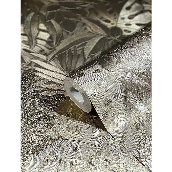 Marburg Botanica Vliestapete - Gold, Floral, 10,05 x 0,53 m - Nahaufnahme einer Rolle stilvoller Monstera-Blatt-Tapete, die Textur und Design hervorhebt.