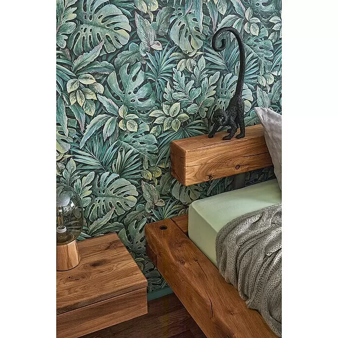 Marburg Botanica Vliestapete - Grün, Floral, 10,05 x 0,53 m - Rustikales Holzbettgestell und passender Nachttisch in einem Schlafzimmer.