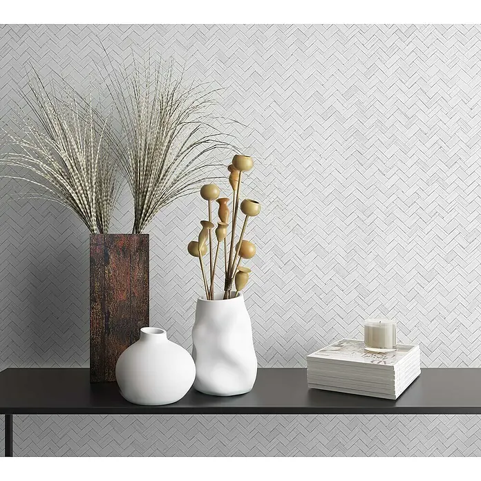 Marburg Botanica Vliestapete Allover - Weiß, Grafisch, 10,05 x 0,53 m - Einrichtungsidee mit verschiedenen Vasen und Trockenblumen auf einem schwarzen Tisch vor einer gemusterten Wand. Elegante Dekoration für ein stilvolles Zuhause.