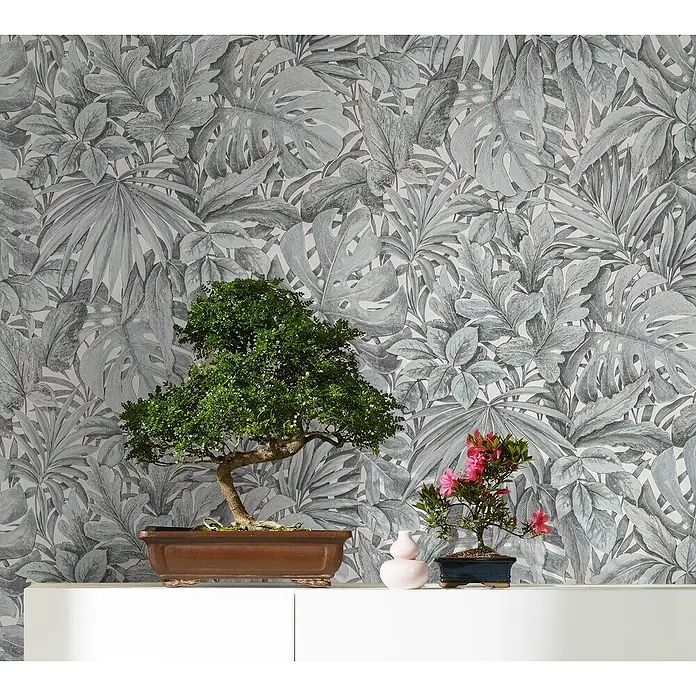 Marburg Botanica Vliestapete - Weiß/Grün, Floral, 10,05 x 0,53 m - Dekorative Zimmerpflanzen, darunter ein Bonsai, verleihen dem Interieur eine ruhige und natürliche Note.