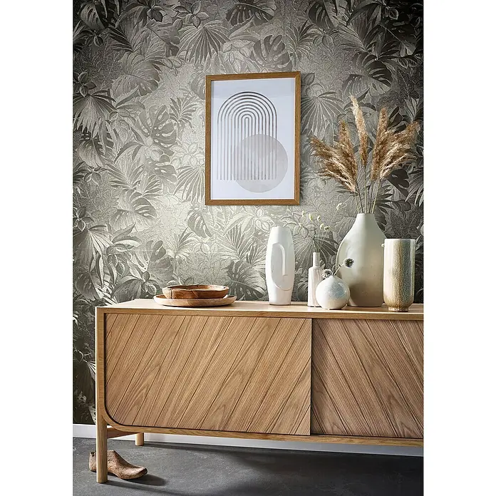Marburg Botanica Vliestapete - Gold, Floral, 10,05 x 0,53 m - Elegante Anrichte aus hellem Holz mit schrägen Mustern und dekorativen Vasen, die eine stilvolle und moderne Atmosphäre schafft.