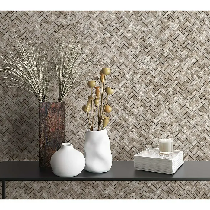 Marburg Botanica Vliestapete Allover - Beige, Grafisch, 10,05 x 0,53 m - Elegante Wanddekoration mit einem braunen Riemchenmosaik im Fischgrätmuster, perfekt für ein stilvolles Zuhause.