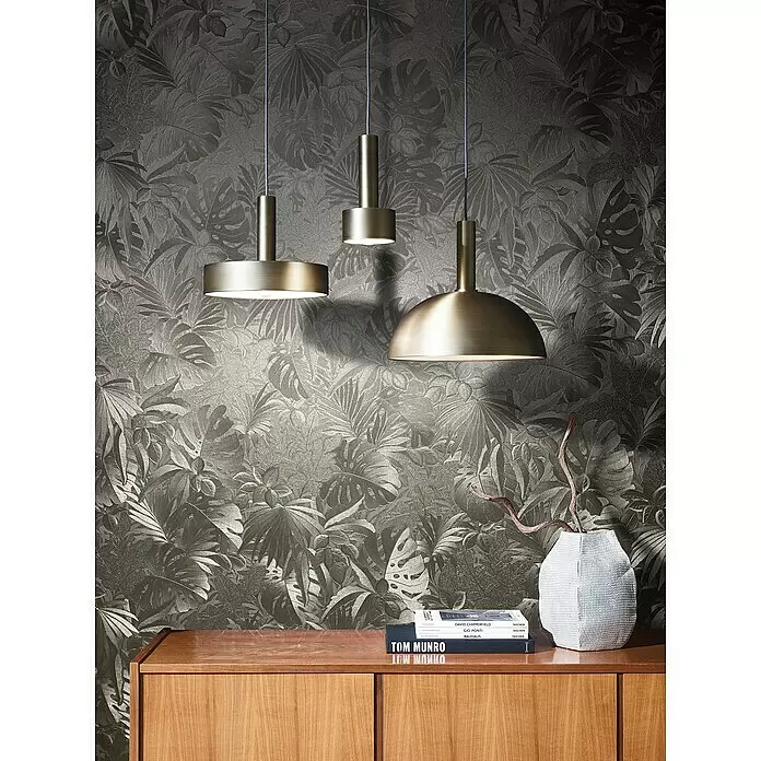 Marburg Botanica Vliestapete - Gold, Floral, 10,05 x 0,53 m - Drei goldfarbene Pendelleuchten über einer Holzkommode mit Büchern und Vase.