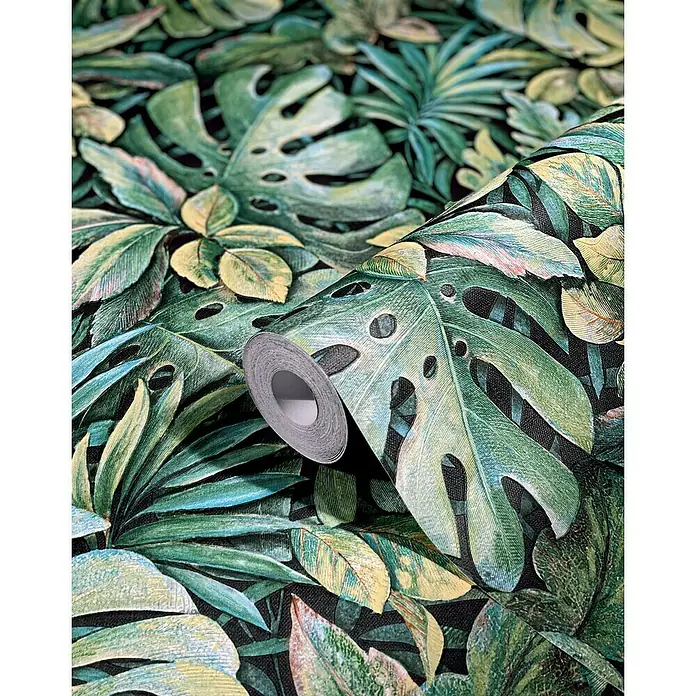 Marburg Botanica Vliestapete - Grün, Floral, 10,05 x 0,53 m - Ein tropisches Dschungel-Blätter-Tapetenmuster, auf einer Rolle präsentiert, mit üppigen Monstera-Blättern und Pflanzen in lebendigen Grüntönen.