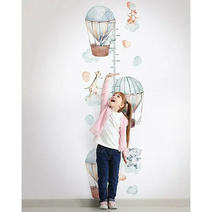 Marburg Kids' Walls Fototapete Messlatte Heißluftballons - B x H: 53 x 270 cm, Vlies - Mädchen misst ihre Größe mit einem farbenfrohen Wandtattoo mit Heißluftballons, Giraffe und Elefant als Höhenmesser.