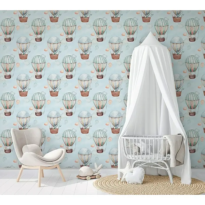 Marburg Kids' Walls Vliestapete Heißluftballons - Blau/Beige, Grafisch, 10,05 x 0,53 m - Zimmer mit Heißluftballon-Tapete, weißem Sessel und Kinderbett mit Baldachin. Schönes Ambiente für ein Baby- oder Kinderzimmer.