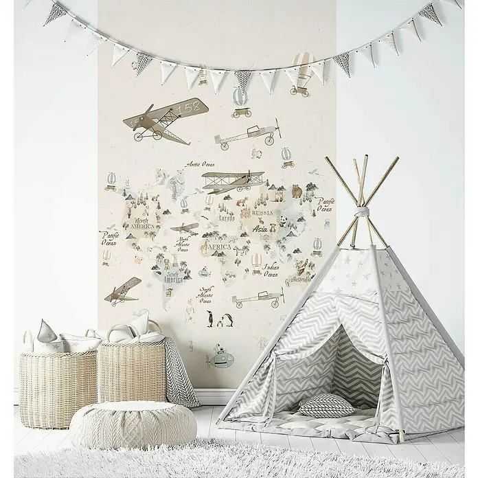Marburg Kids' Walls Fototapete Flugmaschinen - B x H: 159 x 270 cm, Vlies, Beige - Ein Kinderzimmer mit einem Tipi-Zelt, Körben und einer Weltkarte mit Flugzeugen und Tieren an der Wand.