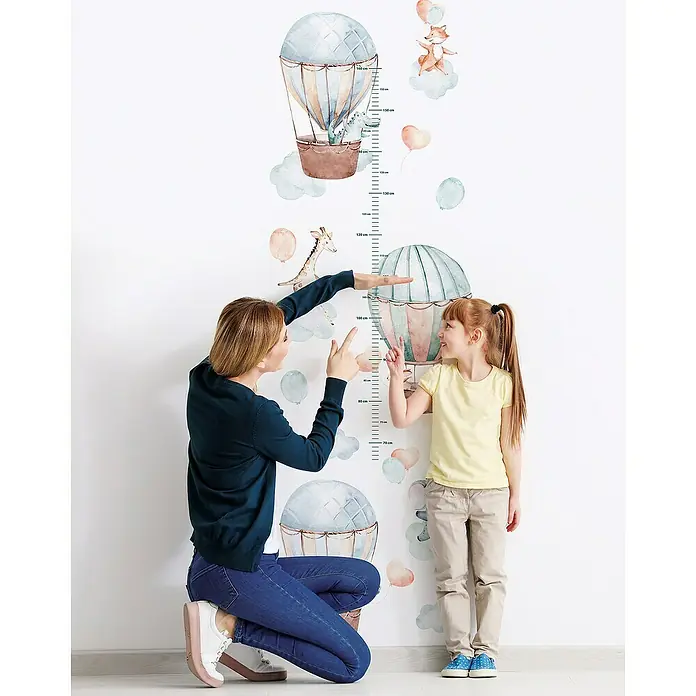 Marburg Kids' Walls Fototapete Messlatte Heißluftballons - B x H: 53 x 270 cm, Vlies - Mutter und Tochter messen ihre Größe an einer Wandaufkleber-Größentabelle mit Heißluftballons und Tieren. Das Produkt ist dekorativ und funktional.
