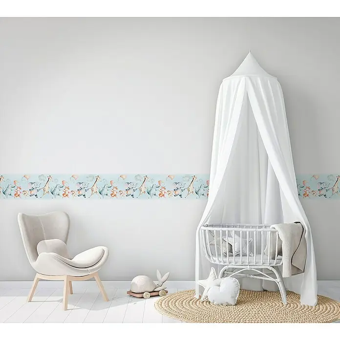 Marburg Kids' Walls Tapetenborte - Kunststoff, Blau/Beige - Ein Kinderzimmer mit einem bezaubernden Wandbordüre mit Tiermotiven, einem weißen Himmelbett und einem gemütlichen Sessel. Ideal für eine beruhigende Atmosphäre.