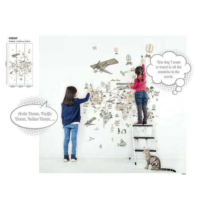 Marburg Kids' Walls Fototapete Flugmaschinen - B x H: 159 x 270 cm, Vlies, Weiß - Eine Kinderzimmer-Tapete mit Weltkarte, Flugzeugmotiven und zwei kleinen Mädchen, die mit Stiften die Welt erkunden und ihren Entdeckergeist ausleben.