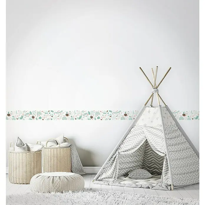 Marburg Kids' Walls Tapetenborte - Weiß/Grün/Braun, Motiv, 5 x 0,18 m, Vlies - Kinderzimmer mit einem Spielzelt, Körben und einer Bordüre mit Igel- und Pflanzenmuster an der Wand.