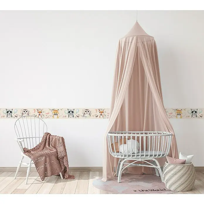 Marburg Kids' Walls Tapetenborte - Beige/Multicolor, Motiv, L x H: 5 x 0,18 m, Vlies - Dieses Bild zeigt eine niedliche Kinderzimmerdekoration mit einer Bordüre mit Tiermotiven, einem weißen Stuhl mit Decke und einem Baldachin über einem Kinderbett.