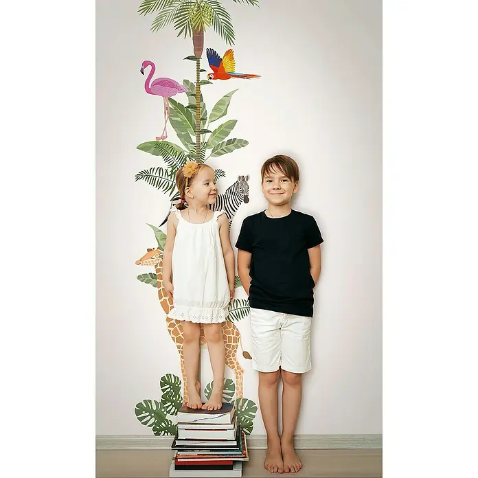 Marburg Kids' Walls Fototapete Messlatte exotische Tiere - B x H: 53 x 270 cm, Vlies - Kinder stehen vor einer Wand mit einer Dschungel-Höhenmesslatte, die mit tropischen Tieren und Pflanzen verziert ist.