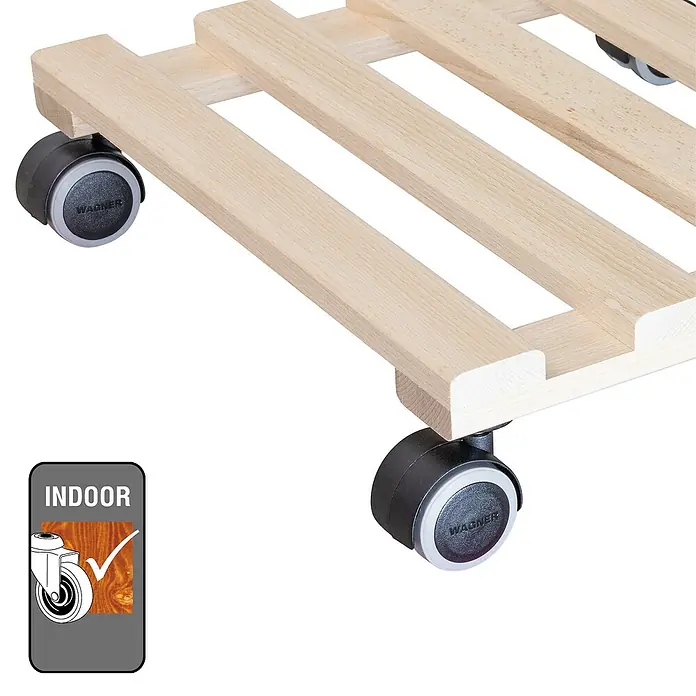 Wagner System Pflanzenroller Paletti - 34 x 34 cm, Max. Belastung: 100 kg - Detailaufnahme eines rollbaren Pflanzenuntersatzes aus hellem Holz mit schwarzen Rollen für den Innenbereich.