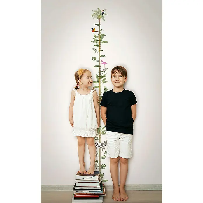 Marburg Kids' Walls Fototapete Messlatte exotische Tiere - B x H: 18 x 270 cm, Vlies - Ein Kinderzimmer-Wachstumsdiagramm mit Dschungelmotiv an der Wand, während zwei Kinder darauf warten, gemessen zu werden.