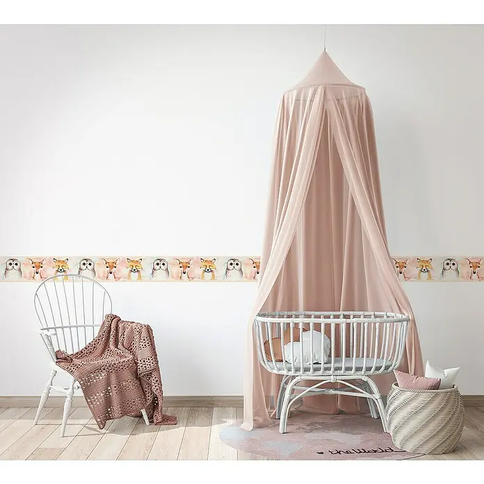 Marburg Kids' Walls Tapetenborte - Kunststoff, Pastellbeige/Multicolor - Ein Kinderzimmer mit einer Bordüre mit Waldtieren, einem Kinderbett mit Baldachin und einem Sessel mit Decke für eine gemütliche Atmosphäre.