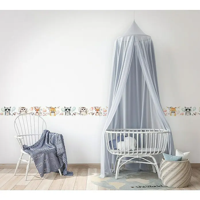 Marburg Kids' Walls Tapetenborte - Weiß/Multicolor, Motiv, L x H: 5 x 0,18 m, Vlies - Ein Kinderzimmer mit einer Bordüre mit Waldtieren, einem weißen Stuhl mit Decke und einem Himmelbett über einem Babybett.