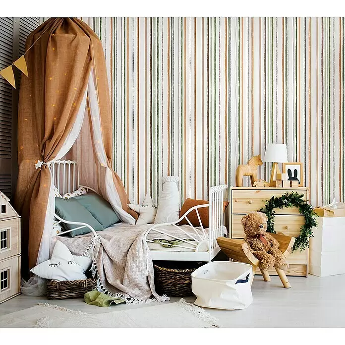Marburg Kids' Walls Vliestapete Kombistreifen I - Weiß/Grün/Beige, Streifen, 10,05 x 0,53 m - Weiße Tapete mit handgemalten vertikalen Streifen in erdigen Grün- und Brauntönen, die ein Kinderzimmer schmückt.