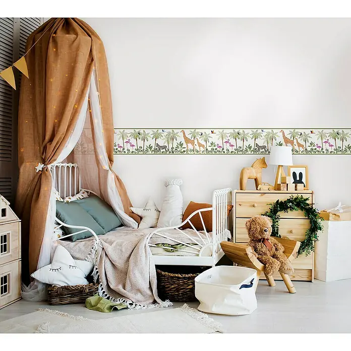 Marburg Kids' Walls Tapetenborte - Kunststoff, Weiß/Grün/Beige - Kinderzimmer mit Himmelbett, Kommode aus hellem Holz und Deko-Elementen, die eine warme und einladende Atmosphäre schaffen.