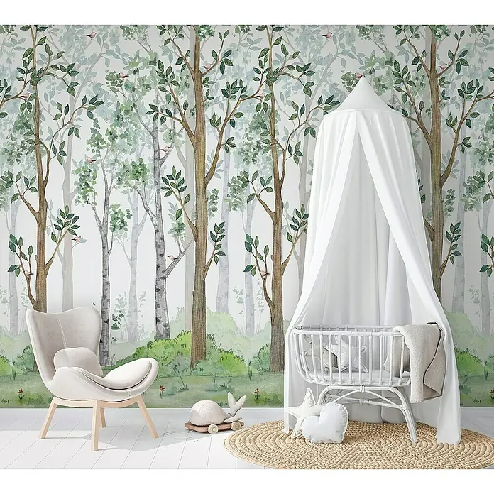 Marburg Kids' Walls Fototapete Wald - B x H: 159 x 270 cm, Vlies - Ein Kinderzimmer mit einem weißen Kinderbett mit Baldachin, einem Stuhl und einem Waldtapeten-Hintergrund.