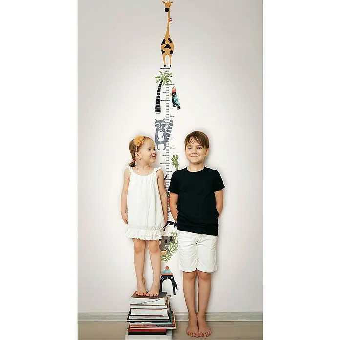 Marburg Kids' Walls Fototapete Messlatte Tiere aus der ganzen Welt - B x H: 18 x 270 cm, Vlies - Kinder stehen vor einer farbenfrohen Höhenmesslatte mit Dschungeltieren an einer weißen Wand, eine tolle Möglichkeit, das Wachstum Ihres Kindes festzuhalten.