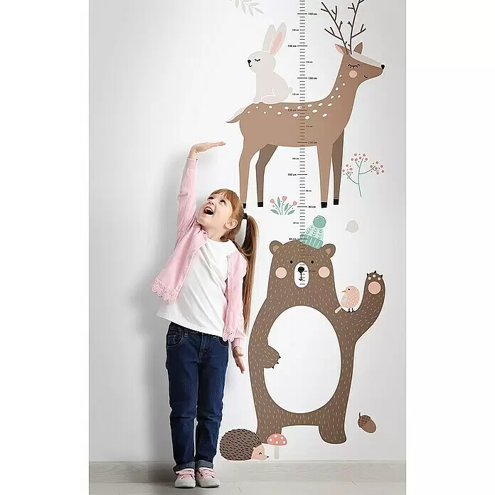 Marburg Kids' Walls Fototapete Waldtiere - B x H: 53 x 270 cm, Vlies - Wachstumsmesslatte Wandaufkleber mit Waldtieren (Hirsch, Hase, Bär). Ein Mädchen misst ihre Größe daran.