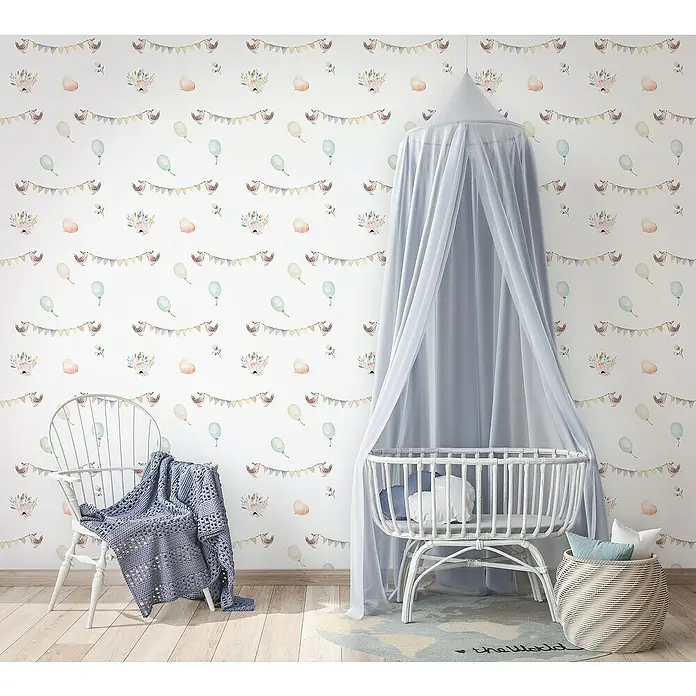 Marburg Kids' Walls Vliestapete - Weiß/Multicolor, Grafisch, 10,05 x 0,53 m - Ein stilvolles Kinderzimmer mit einem weißen Babybett mit Baldachin, einem Stuhl mit Decke und einem dekorativen Wandmuster.