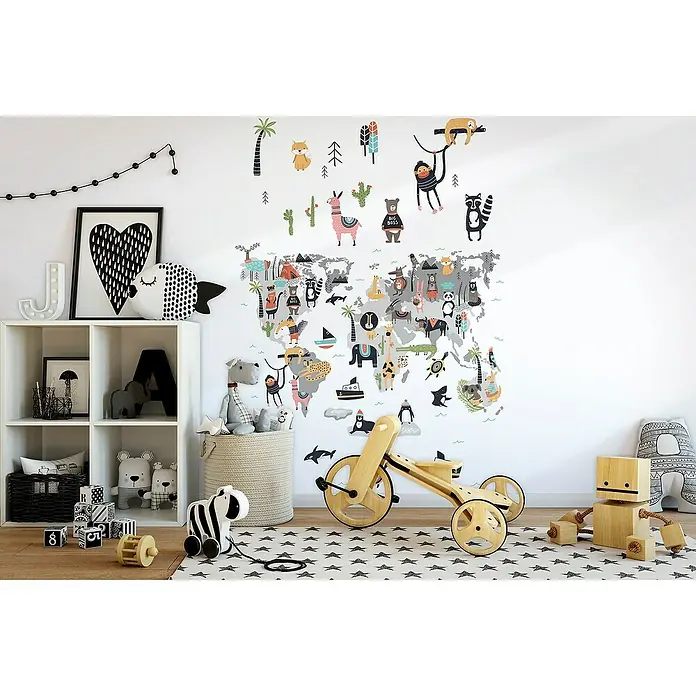 Marburg Kids' Walls Fototapete Tiere aus der ganzen Welt - B x H: 159 x 270 cm, Vlies - Kinderzimmer mit einer Weltkarte und Tiermotiven an der Wand, einem weißen Regal und Holzspielzeug auf einem Sternteppich.