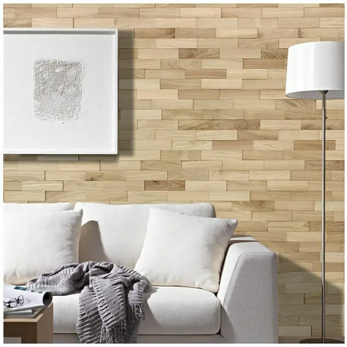 Wodewa Holzriemchen 200 Eiche Natur - 100 Stk., L x B: 200 x 50 mm, 2 mm - 6 mm, Max. Anwendungsfläche: 1 m², Unbehandelt - Wohnzimmer mit Holzwandpaneelen, weißem Sofa, Lampe und gerahmtem Bild. Die Holzwandpaneele verleihen dem Raum Wärme und Textur.