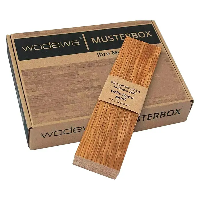 Wodewa Echtholzriemchenmuster 200 Eiche Natur - 200 x 50 x 2 mm, UV-geölt, 6 Stk. - Musterbox von Wodewa mit Holzmustern. Die Box enthält Holzmuster der Sorte "Eiche Natur geölt" in der Größe 50 x 200 mm.