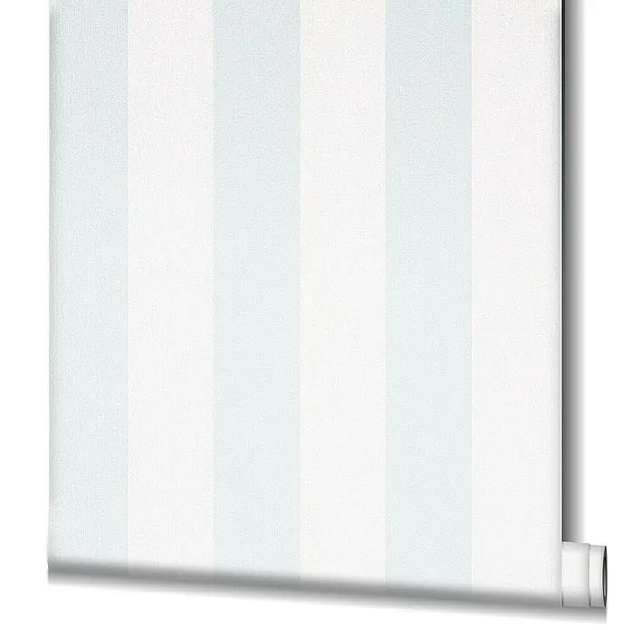 Marburg Kids' Walls Vliestapete - Weiß/Blau, Streifen, 10,05 x 0,53 m - Nahaufnahme einer Rolle gestreifter Tapete in blassen Blau- und Weißtönen, ideal für eine moderne Wanddekoration.