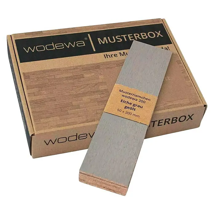 Wodewa Echtholzriemchenmuster 200 Eiche Grau - 200 x 50 x 2 mm, 6 Stk. - Produktfoto einer Wodewa Musterbox mit grauen Eiche-Musterriemchen, ideal zur Auswahl der passenden Wandgestaltung.