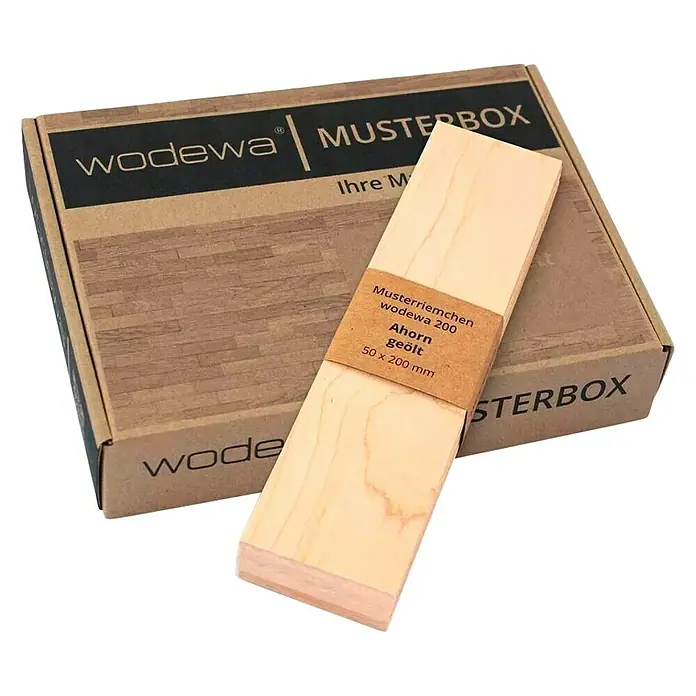 Wodewa Echtholzriemchenmuster 200 Ahorn - 200 x 50 x 2 mm, 6 Stk. - Eine Musterbox von Wodewa mit einem Ahorn geöltem Musterriemchen, perfekt für die Auswahl des richtigen Holzdesigns.