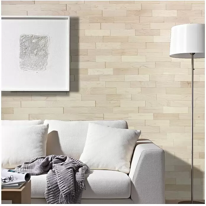 Wodewa Holzriemchen 200 Ahorn - 200 x 50 mm, Stärke: 2 mm - 6 mm, 100 Stk., 1 m², Unbehandelt - Helle Holzpaneele horizontal an einer Wand hinter einem weißen Sofa und einer Stehlampe im Wohnzimmer.