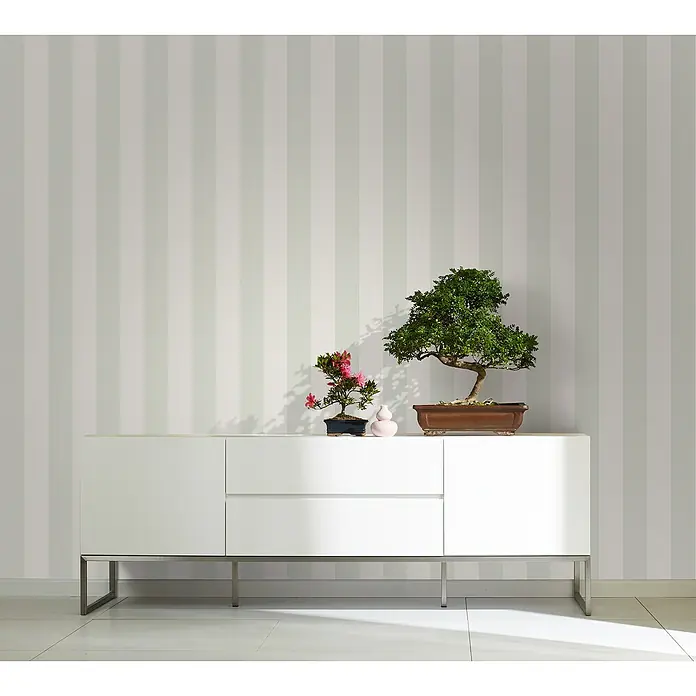 Marburg Kids' Walls Vliestapete - Weiß/Grün, Streifen, 10,05 x 0,53 m - Ein weißes Sideboard mit Bonsai-Bäumen vor einer gestreiften Wand. Das Sideboard ist schlicht und modern, die Bonsais bringen einen Hauch Natur in den Raum.