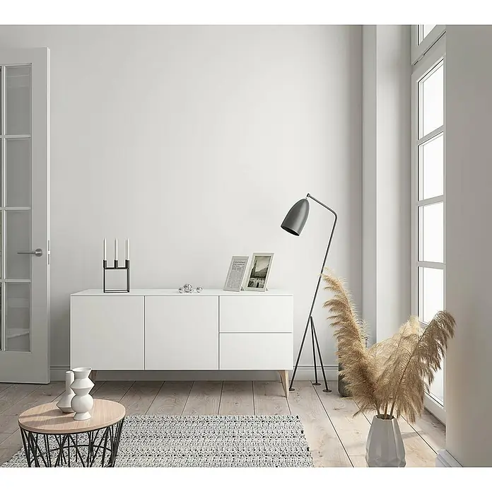 Marburg Kids' Walls Vliestapete - Weiß, Uni, 10,05 x 0,53 m - Einrichtungsidee mit einer weißen Anrichte, einer Stehlampe und dekorativen Elementen in einem hellen Raum.