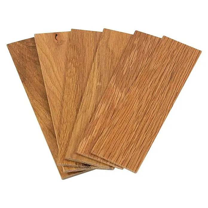 Wodewa Echtholzriemchenmuster 200 Eiche Natur - 200 x 50 x 2 mm, UV-geölt, 6 Stk. - Nahaufnahme von geölten Eichenholz-Furnierstücken, die die natürliche Maserung und Wärme des Materials hervorheben.