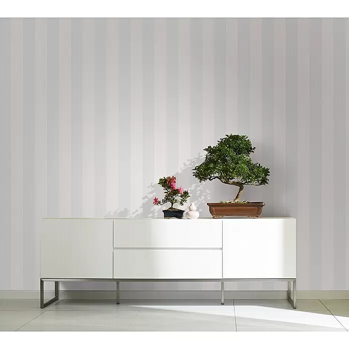Marburg Kids' Walls Vliestapete - Weiß/Blau, Streifen, 10,05 x 0,53 m - Weißes modernes Sideboard mit Metallgestell, schlichtem Design, auf dem zwei Bonsai stehen.