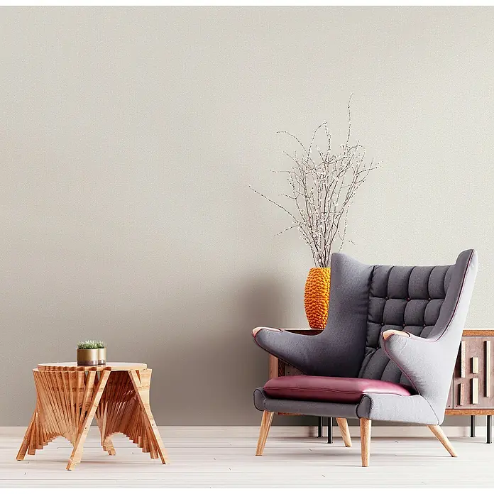 Marburg Kids' Walls Vliestapete - Greige, Uni, 10,05 x 0,53 m - Elegantes Interieur mit einem stilvollen, hochlehnigen Sessel in Grau, einem dekorativen Beistelltisch und einer modernen Vase.