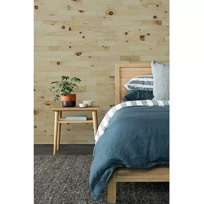 Wodewa Holzriemchen 200 Zirbe - 200 x 50 mm, Stärke: 2 mm - 6 mm, 100 Stk., 1 m², Strukturiert UV-geölt - Blaues Leinen-Bettwäsche-Set mit gestreiften Akzenten auf einem Holzbett in einem naturnahen Schlafzimmer.
