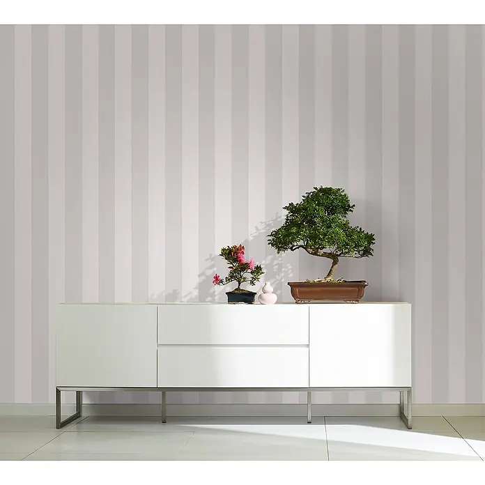 Marburg Kids' Walls Vliestapete - Weiß/Hellgrau, Streifen, 10,05 x 0,53 m - Modernes Sideboard in Weiß mit Bonsai-Pflanzen als Dekoration, ideal für ein stilvolles Wohnambiente.