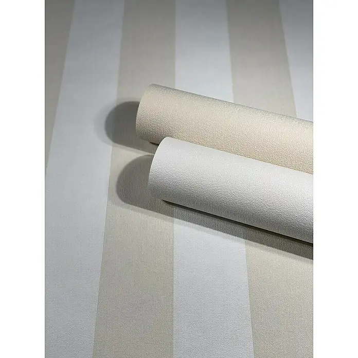 Marburg Kids' Walls Vliestapete - Beige/Weiß, Streifen, 10,05 x 0,53 m - Nahaufnahme von zwei Rollen stilvoller, strukturierter Tapeten in neutralen Farbtönen auf einem Hintergrund mit Streifenmuster.