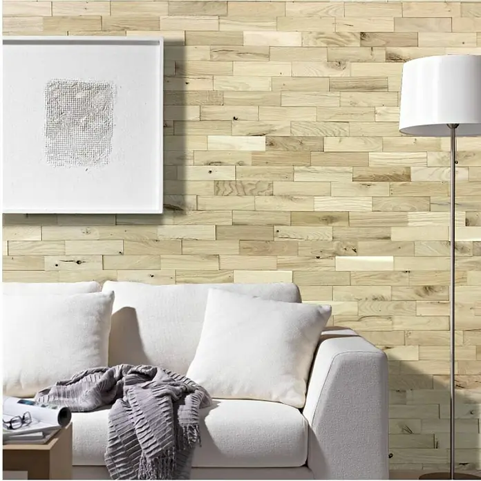 Wodewa Holzriemchen 200 Eiche rustikal - 100 Stk., L x B: 200 x 50 mm, 2 mm - 6 mm, Max. Anwendungsfläche: 1 m², Unbehandelt - Wohnzimmer mit Holzpaneelwand. Die hellen Holzpaneele verleihen dem Raum eine warme und natürliche Note. Sofa, Lampe und Bild vervollständigen die Einrichtung.