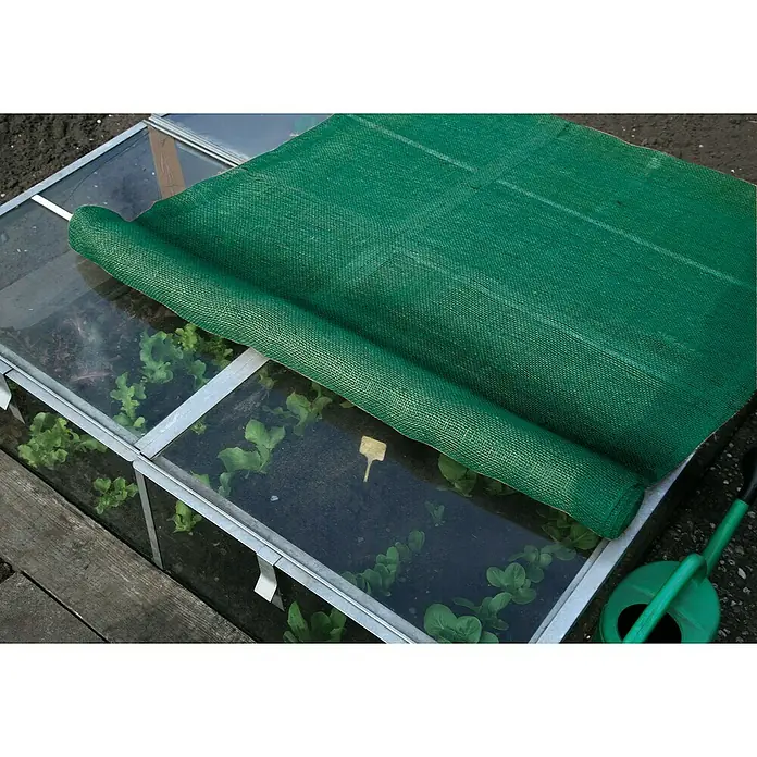 Floraworld Classic Jute-Gewebematte - Grün, 500 cm - Nahaufnahme eines Hochbeets mit Salatpflanzen und einem grünen Abdecknetz, das teilweise aufgerollt ist.