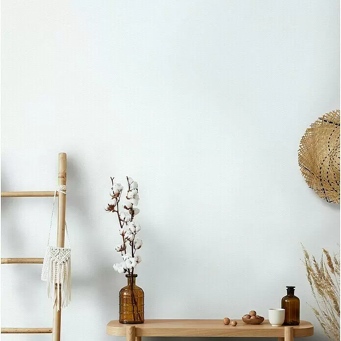 Marburg Kids' Walls Vliestapete - Blau, Uni, 10,05 x 0,53 m - Minimalistisches Interieur mit hellem Holztisch, Baumwollzweigen in brauner Vase, Bambusleiter mit Makrameetasche und Strohhut.